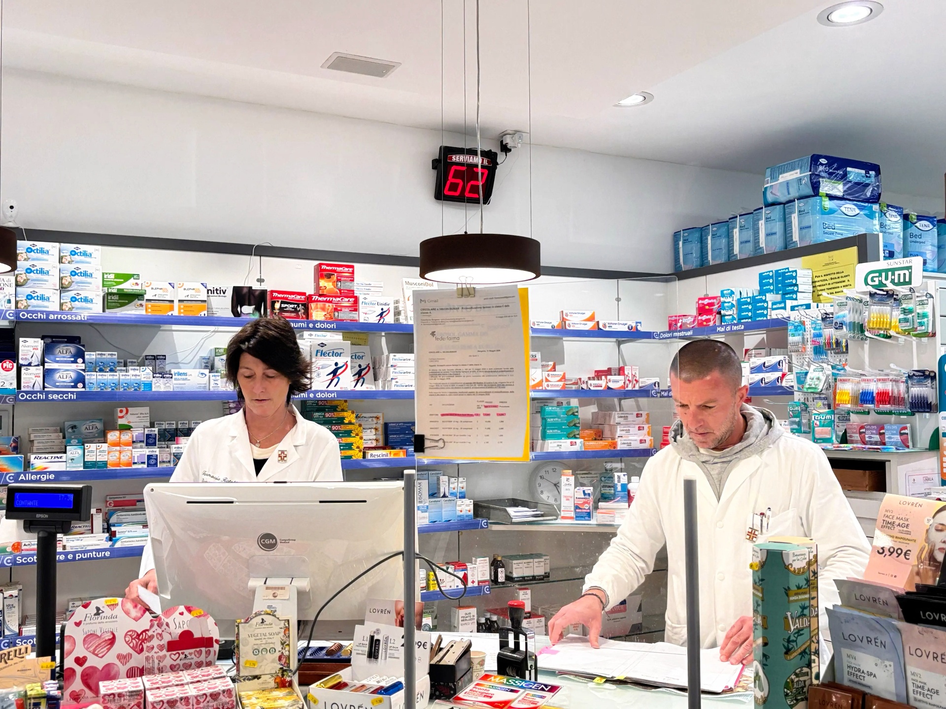 Farmacisti al lavoro dietro il bancone